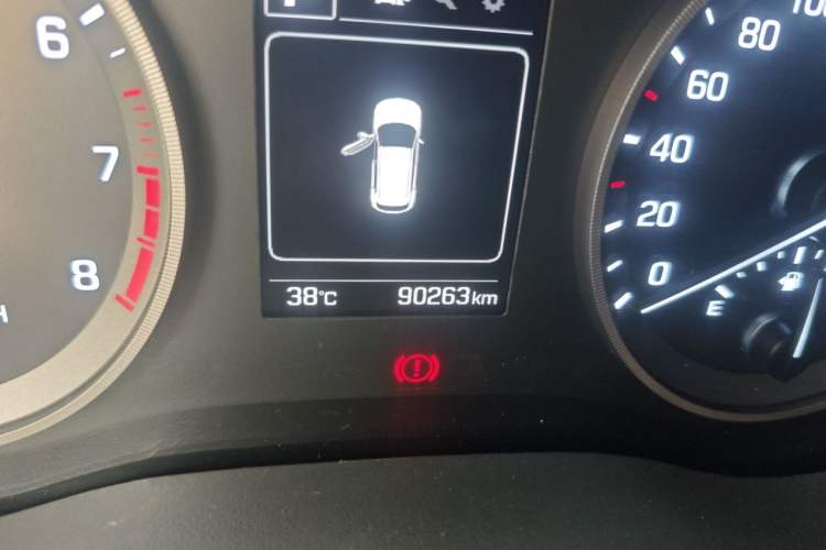 Used Hyundai Tucson 2015 1.6T Dual-Clutch Two-Wheel-Drive Smart Model Odometer Close Up