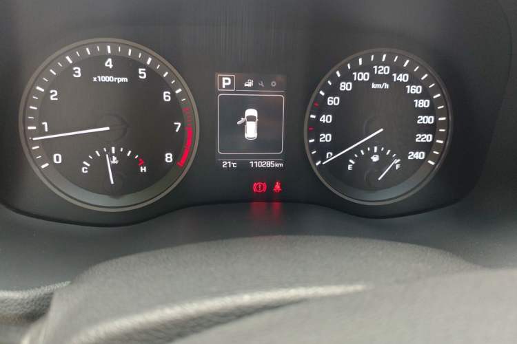 Used Hyundai Tucson 2015 1.6T Dual-Clutch Two-Wheel-Drive Leading Model Odometer Close Up