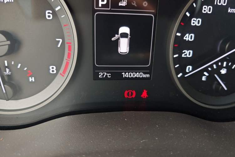 Used Hyundai Tucson 2015 1.6T Dual-Clutch Two-Wheel-Drive Smart Model Odometer Close Up