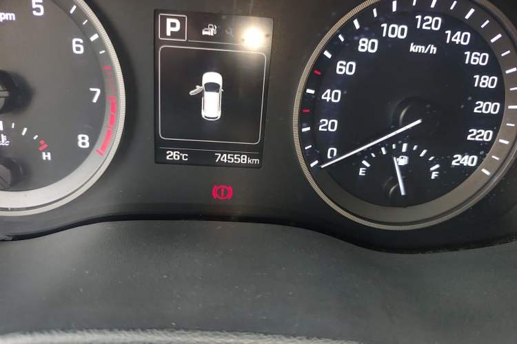 Used Hyundai Tucson 2015 1.6T Dual-Clutch Two-Wheel-Drive Smart Model Odometer Close Up