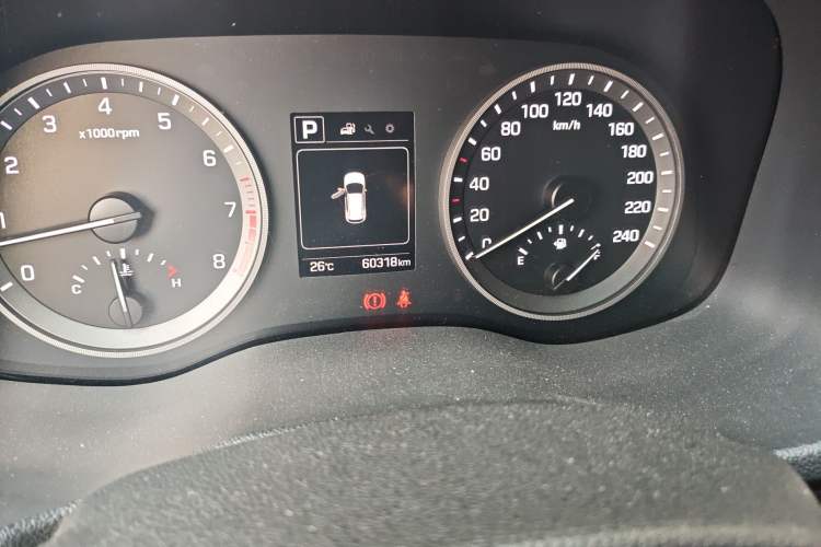 Used Hyundai Tucson 2015 1.6T Dual-Clutch Two-Wheel-Drive Smart Model Odometer Close Up