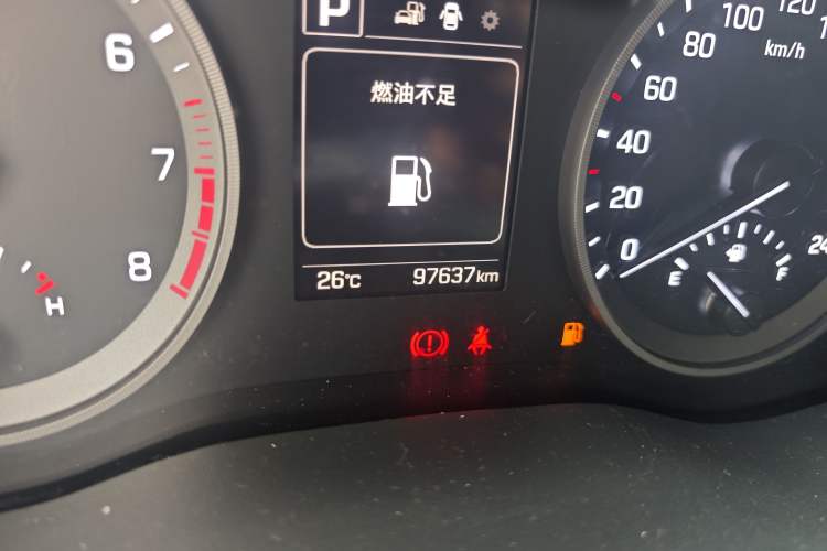 Used Hyundai Tucson 2015 1.6T Dual-Clutch Four-Wheel Drive Flagship Model Odometer Close Up