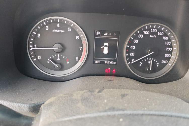 Used Hyundai Tucson 2015 1.6T Dual-Clutch Two-Wheel-Drive Smart Model Odometer Close Up