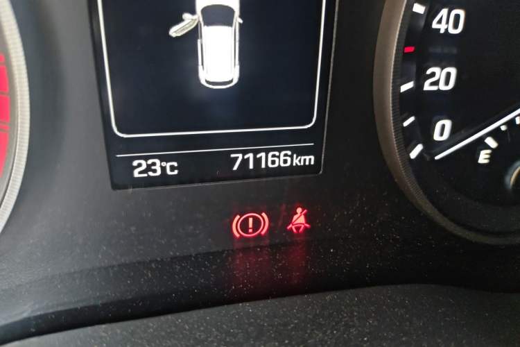 Used Hyundai Tucson 2015 1.6T Dual-Clutch Two-Wheel-Drive Smart Model Odometer Close Up