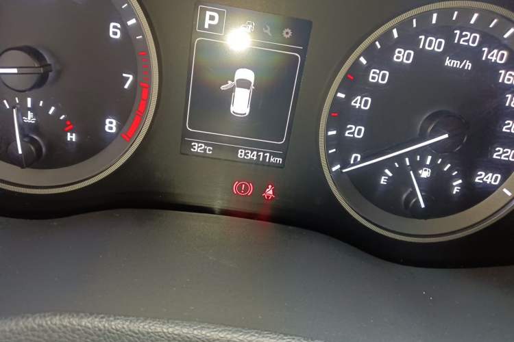 Used Hyundai Tucson 2015 1.6T Dual-Clutch Two-Wheel-Drive Smart Model Odometer Close Up