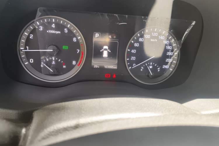 Used Hyundai Tucson 2015 1.6T Dual-Clutch Two-Wheel-Drive Smart Model Odometer Close Up