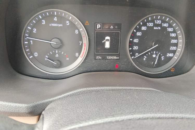 Used Hyundai Tucson 2015 1.6T Dual-Clutch Two-Wheel-Drive Smart Model Odometer Close Up