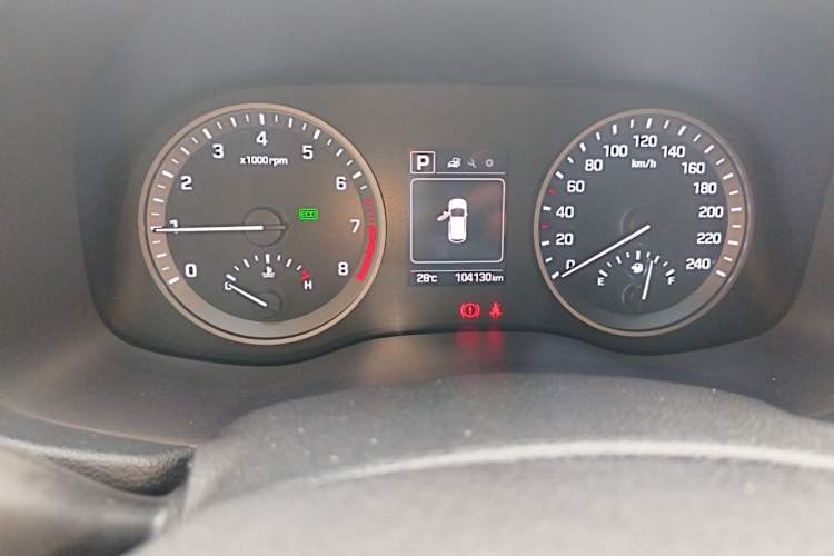 Used Hyundai Tucson 2015 1.6T Dual-Clutch Two-Wheel-Drive Smart Model Odometer Close Up