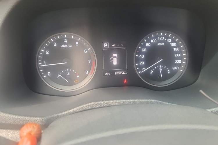 Used Hyundai Tucson 2015 1.6T Dual-Clutch Two-Wheel-Drive Smart Model Odometer Close Up