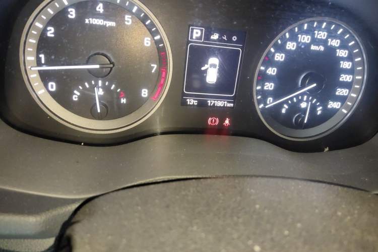 Used Hyundai Tucson 2015 1.6T Dual-Clutch Two-Wheel-Drive Smart Model Odometer Close Up