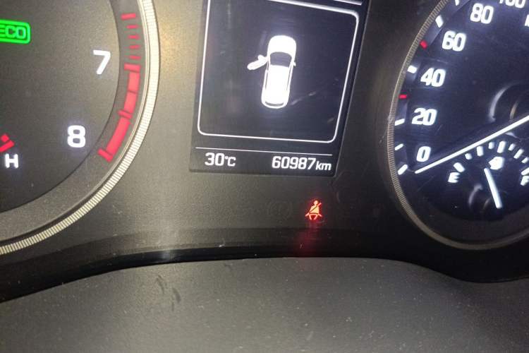 Used Hyundai Tucson 2015 1.6T Dual-Clutch Two-Wheel-Drive Smart Model Odometer Close Up