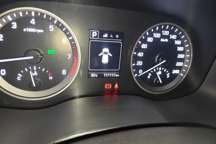 Used Hyundai Tucson 2015 1.6T Dual-Clutch Two-Wheel-Drive Smart Model Odometer Close Up