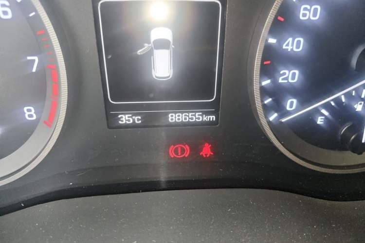Used Hyundai Tucson 2015 1.6T Dual-Clutch Two-Wheel-Drive Smart Model Odometer Close Up