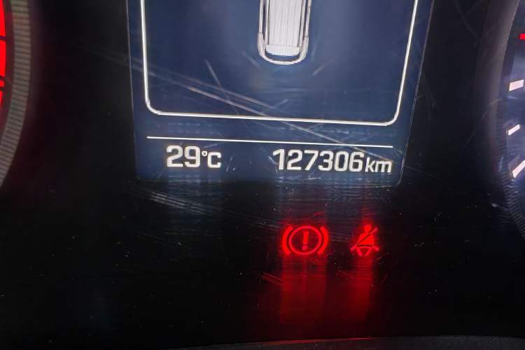 Used Hyundai Tucson 2015 1.6T Dual-Clutch Two-Wheel-Drive Smart Model Odometer Close Up