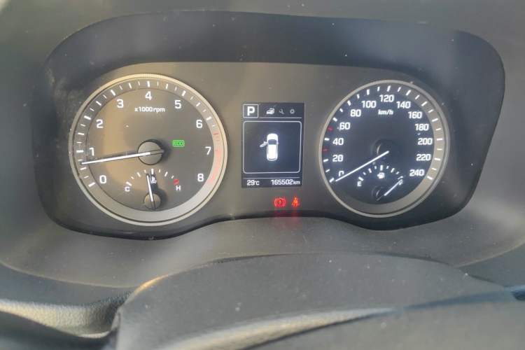 Used Hyundai Tucson 2015 1.6T Dual-Clutch Two-Wheel-Drive Smart Model Odometer Close Up
