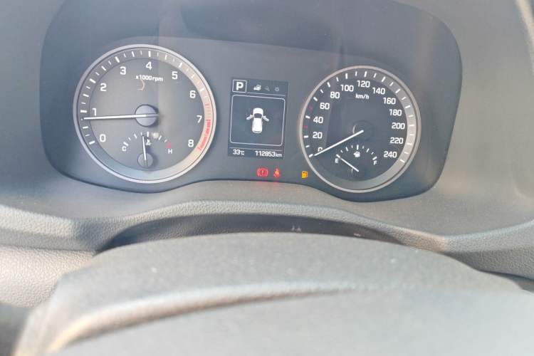 Used Hyundai Tucson 2015 1.6T Dual-Clutch Two-Wheel-Drive Smart Model Odometer Close Up