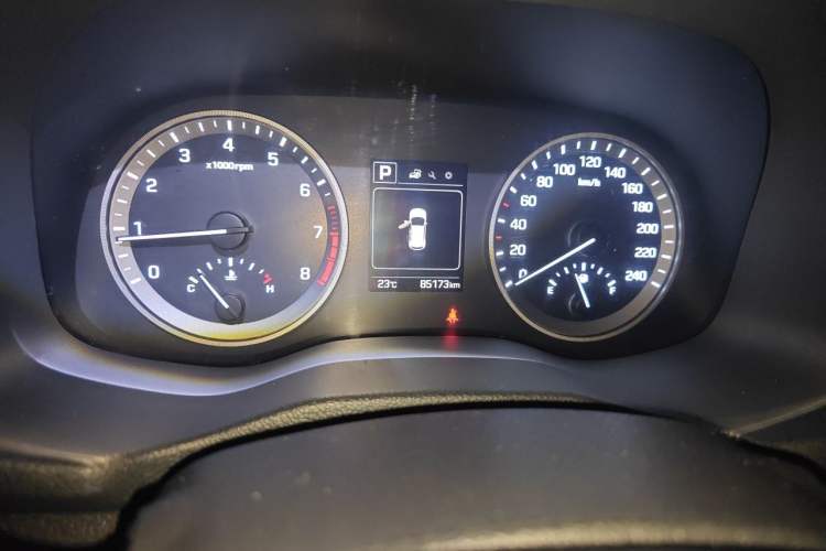 Used Hyundai Tucson 2015 1.6T Dual-Clutch Two-Wheel-Drive Smart Model Odometer Close Up