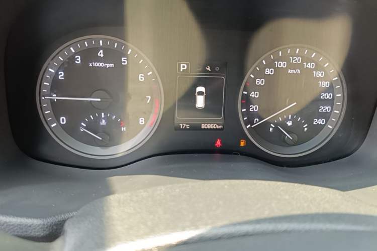 Used Hyundai Tucson 2015 1.6T Dual-Clutch Two-Wheel-Drive Smart Model Odometer Close Up