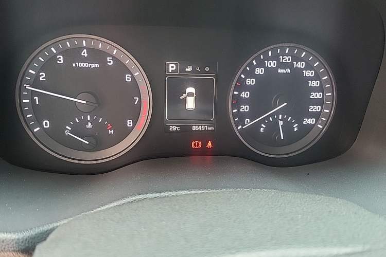 Used Hyundai Tucson 2015 1.6T Dual-Clutch Two-Wheel-Drive Smart Model Odometer Close Up