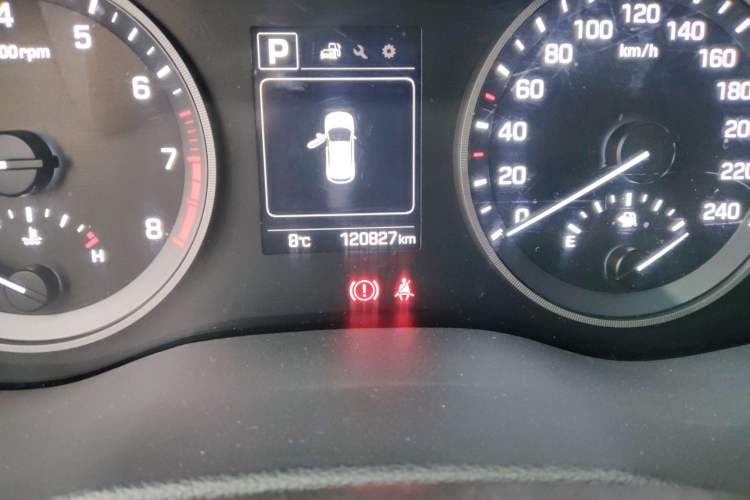 Used Hyundai Tucson 2015 1.6T Dual-Clutch Two-Wheel-Drive Leading Model Odometer Close Up