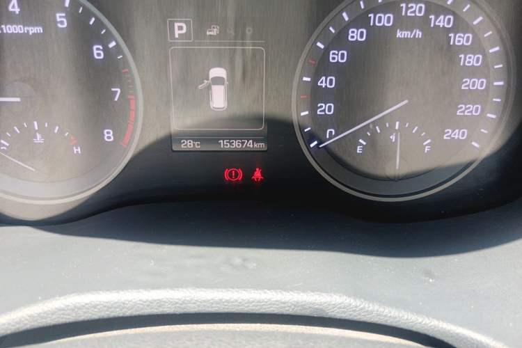 Used Hyundai Tucson 2015 2.0L Automatic Two-Wheel Drive Smart Version Odometer Close Up