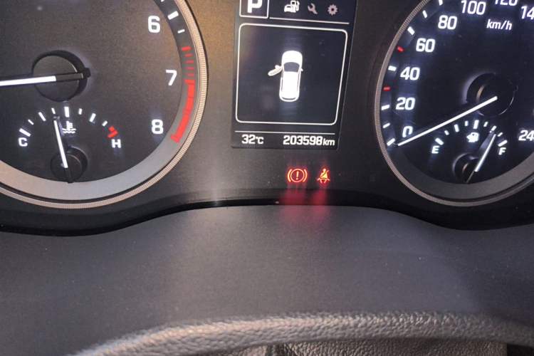 Used Hyundai Tucson 2015 1.6T Dual-Clutch Two-Wheel-Drive Leading Model Odometer Close Up