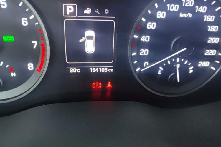 Used Hyundai Tucson 2015 1.6T Dual-Clutch All-Wheel-Drive Premium Model Odometer Close Up