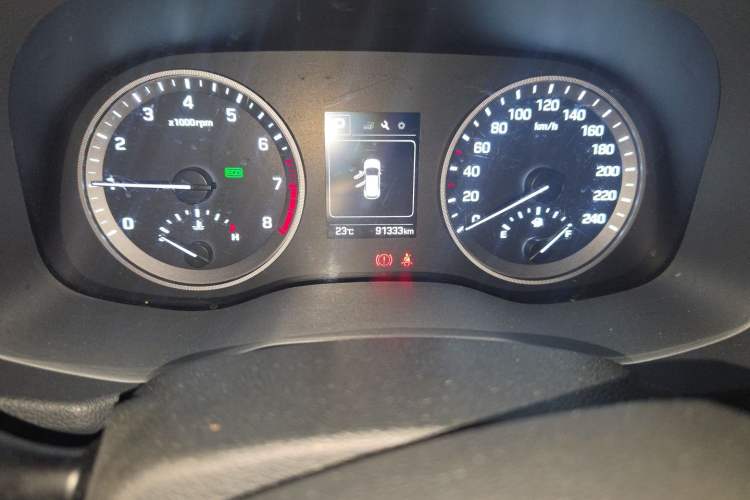 Used Hyundai Tucson 2015 1.6T Dual-Clutch Two-Wheel-Drive Smart Model Odometer Close Up