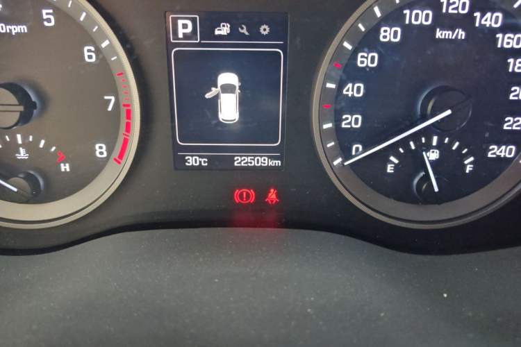 Used Hyundai Tucson 2015 1.6T Dual-Clutch Two-Wheel-Drive Smart Model Odometer Close Up