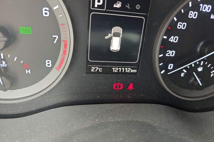 Used Hyundai Tucson 2015 1.6T Dual-Clutch Two-Wheel-Drive Smart Model Odometer Close Up