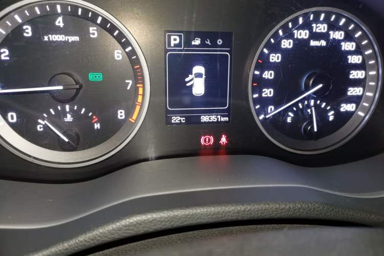 Used Hyundai Tucson 2015 1.6T Dual-Clutch Two-Wheel-Drive Smart Model Odometer Close Up