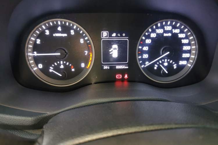 Used Hyundai Tucson 2015 1.6T Dual-Clutch Two-Wheel-Drive Smart Model Odometer Close Up