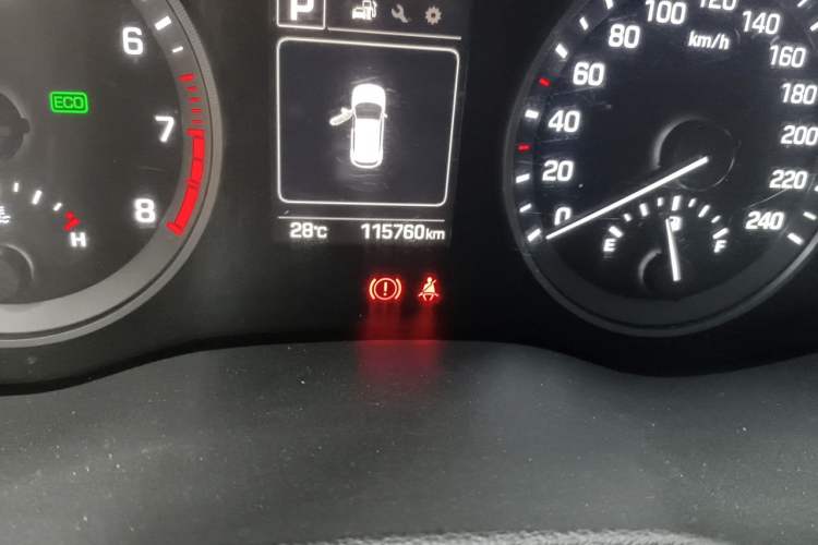 Used Hyundai Tucson 2015 1.6T Dual-Clutch Two-Wheel-Drive Smart Model Odometer Close Up