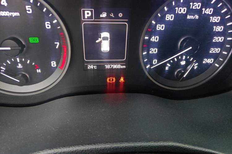 Used Hyundai Tucson 2015 1.6T Dual-Clutch Two-Wheel-Drive Smart Model Odometer Close Up