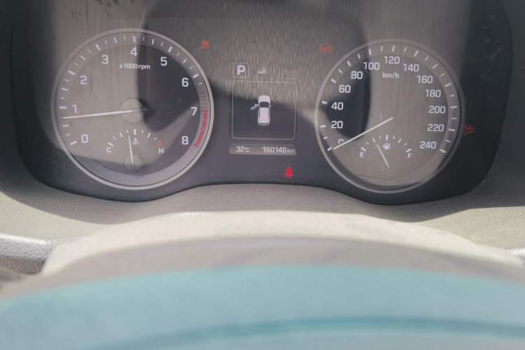 Used Hyundai Tucson 2015 1.6T Dual-Clutch Two-Wheel-Drive Smart Model Odometer Close Up