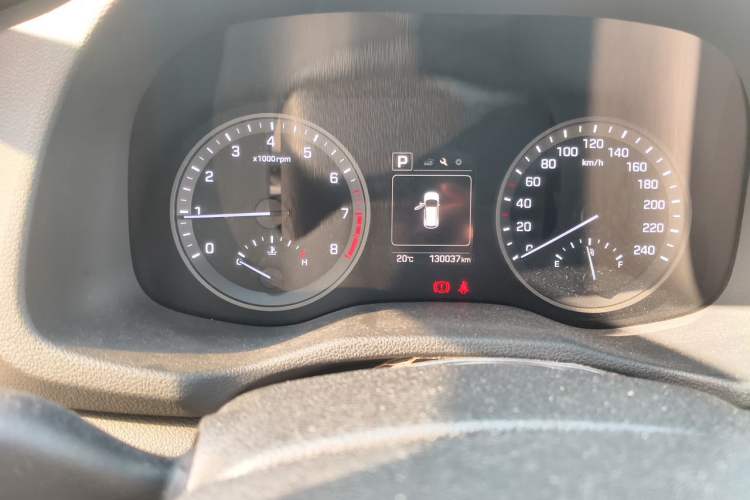 Used Hyundai Tucson 2015 1.6T Dual-Clutch Two-Wheel-Drive Smart Model Odometer Close Up