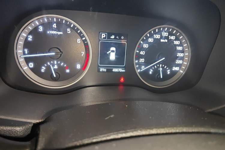 Used Hyundai Tucson 2015 1.6T Dual-Clutch Two-Wheel-Drive Smart Model Odometer Close Up