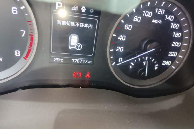 Used Hyundai Tucson 2015 1.6T Dual-Clutch Two-Wheel-Drive Smart Model Odometer Close Up