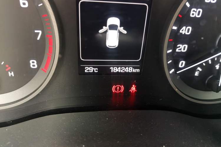 Used Hyundai Tucson 2015 1.6T Dual-Clutch Two-Wheel-Drive Smart Model Odometer Close Up