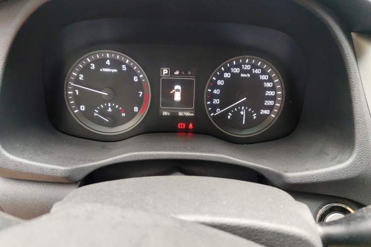 Used Hyundai Tucson 2015 1.6T Dual-Clutch Two-Wheel-Drive Smart Model Odometer Close Up