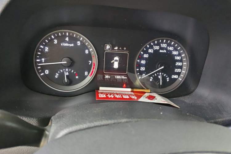 Used Hyundai Tucson 2015 1.6T Dual-Clutch Two-Wheel-Drive Smart Model Odometer Close Up
