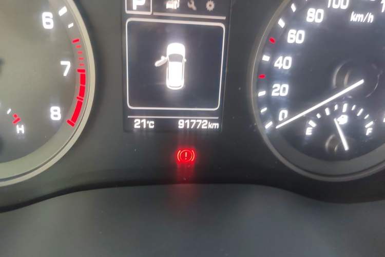 Used Hyundai Tucson 2015 1.6T Dual-Clutch Two-Wheel-Drive Smart Model Odometer Close Up