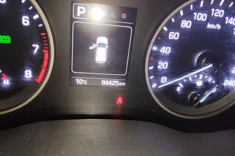 Used Hyundai Tucson 2015 1.6T Dual-Clutch Two-Wheel-Drive Leading Model Odometer Close Up