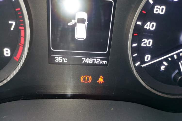 Used Hyundai Tucson 2015 1.6T Dual-Clutch Two-Wheel-Drive Smart Model Odometer Close Up