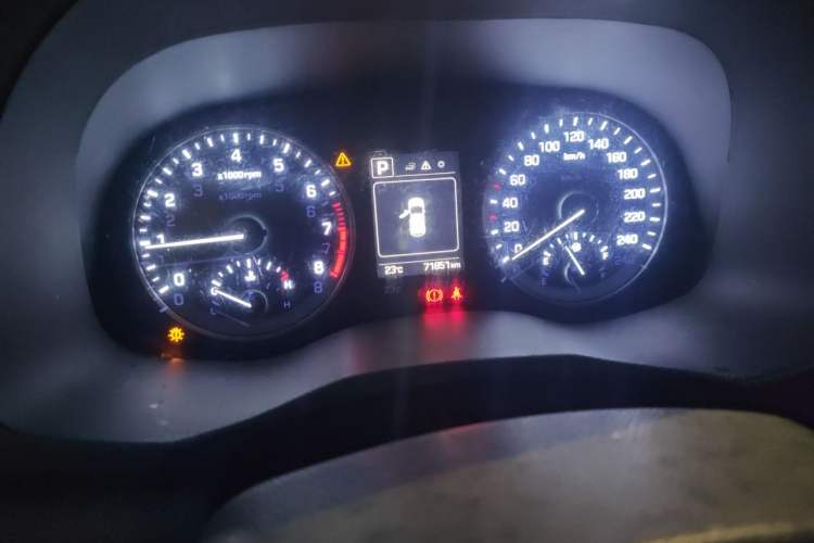 Used Hyundai Tucson 2015 1.6T Dual-Clutch Two-Wheel-Drive Smart Model Odometer Close Up