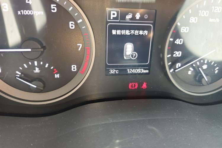 Used Hyundai Tucson 2015 1.6T Dual-Clutch Two-Wheel-Drive Smart Model Odometer Close Up