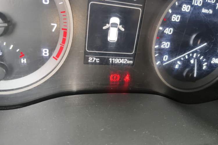 Used Hyundai Tucson 2015 1.6T Dual-Clutch Two-Wheel-Drive Smart Model Odometer Close Up