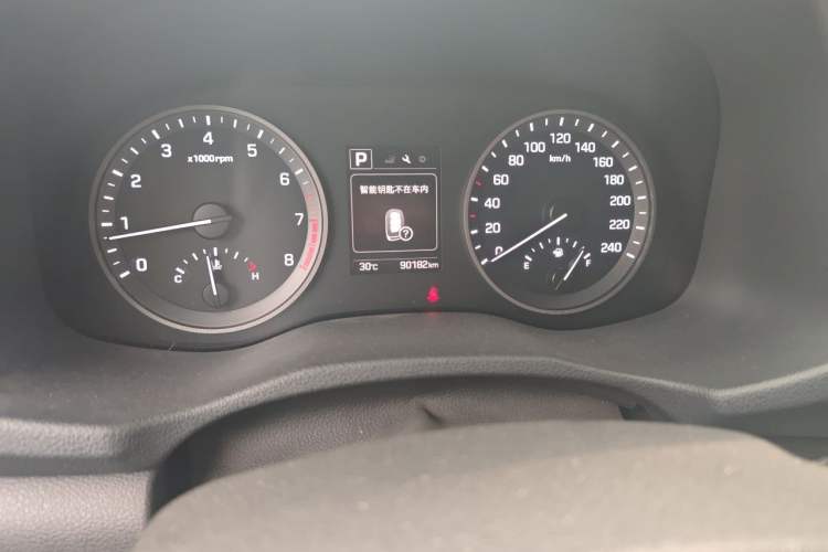 Used Hyundai Tucson 2015 1.6T Dual-Clutch Two-Wheel-Drive Smart Model Odometer Close Up