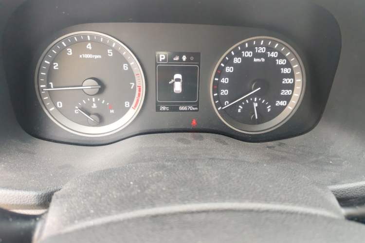 Used Hyundai Tucson 2015 1.6T Dual-Clutch Two-Wheel-Drive Smart Model Odometer Close Up