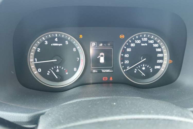 Used Hyundai Tucson 2015 1.6T Dual-Clutch Two-Wheel-Drive Smart Model Odometer Close Up